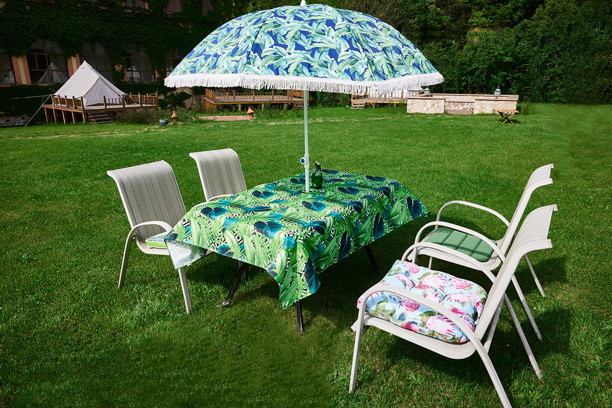 Outdoor dining table setting